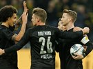 Marco Reus z Dortmundu (vpravo) přijímá gratulace od spoluhráčů za trefu v...