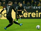 Marco Reus z Dortmundu dává gól v utkání s Düsseldorfem.