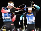 Norský biatlonista Johannes Thingnes Bö (vlevo) u pálí ve tafet v...