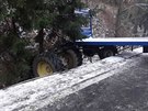 V obci Jimramov na rsku dolo k dopravn nehod, bhem kter traktor skonil...
