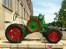 Traktor Svoboda DK 12 vystavený ped vchodem praské budovy Národního...