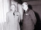 První vrchní velitel sil NATO Dwight Eisenhower a první generální tajemník Lord...