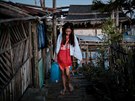 T̎KÝ IVOT. Dívka ijící v Manile nese vodu ze studny.
