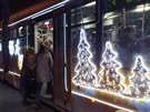 Plzní projídí vánoní tramvaj. Výzdobu má i uvnit