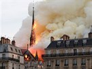 Z paíské katedrály Notre-Dame se valí plameny. (15. dubna 2019)