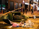 Demonstranti zablokovali jednu z ulic v Hongkongu i pevrácenou popelnicí. (8....