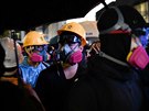 Také tentokrát mli mnozí demonstranti v Hongkongu masky a pilby. (8. prosince...