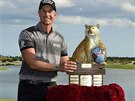 védský golfista Henrik Stenson s trofejí pro vítze turnaje v Albany na...