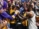 LeBron James se podepisuje fandm Los Angeles Lakers v Denveru.