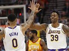 Dwight Howard (39) a Kyle Kuzma (0) oslavují trefu LA Lakers v Utahu.