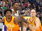 Ed Davis (vlevo) a Bojan Bogdanovi z Utahu blokují Dwighta Howarda z LA Lakers.