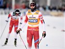 Norský bec na lyích Johannes Hösflot Klaebo slaví v cíli stíhaky na 15...
