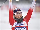 Norská bkyn na lyích Therese Johaugová slaví v cíli stíhaky na 10...