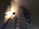 Z oken preovského paneláku lehaly plameny i po nkolika hodinách (6. prosince...