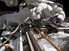 Astronaut Andrew Morgan pi oprav Alfa magnetického spektrometru vn...