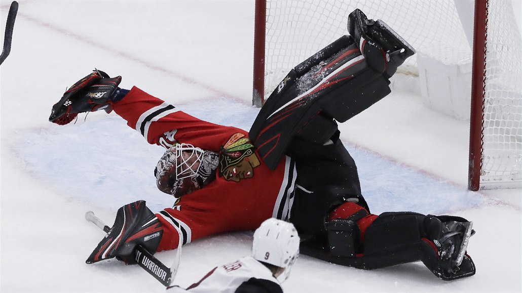 Robin Lehner z Chicaga skv�lým zákrokem ma�í �anci Claytona Kellera z Arizony.