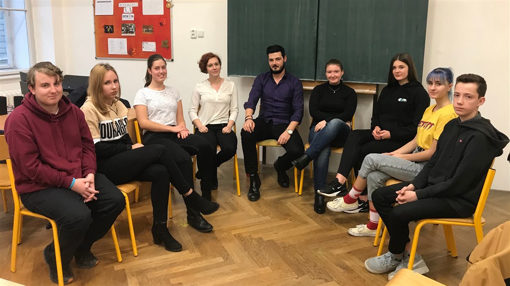 P�i posezení se studenty v SO� Drtinova v Praze 5.