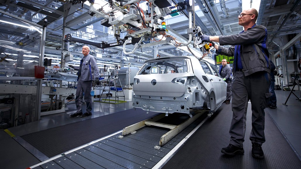 Montání linka ve výrobní hale Volkswagenu v nmeckém Wolfsburgu.
