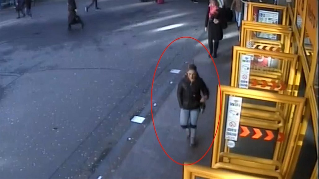 Osmdesátníka s holemi přepadli v Praze lupiči, přišel o peníze na tapety