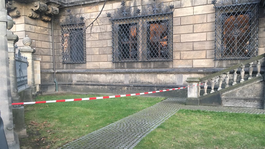 Zloději vyřízli z levého okna v přízemí Rezidenčního zámku mříž ve tvaru trojúhelníku a tím se protáhli do expozice Historická Zelená klenba. Nyní je už okno provizorně zabezpečené.