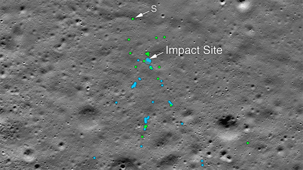 NASA ukázala zbytky indického modulu, který se rozbil o Měsíc