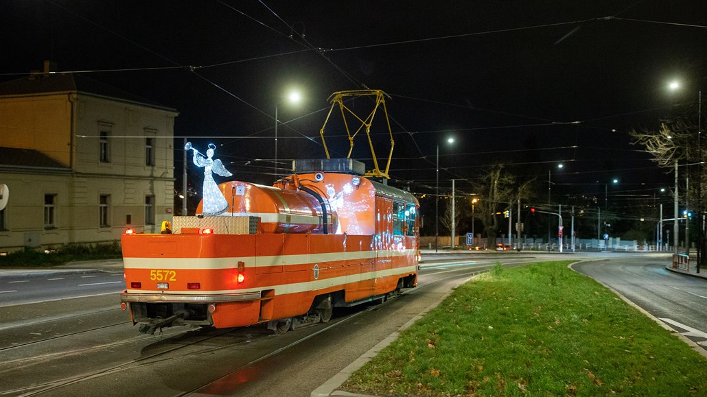OBRAZEM: Osvětlená mazačka, tramvaj 15T a retrobus křižují Prahu