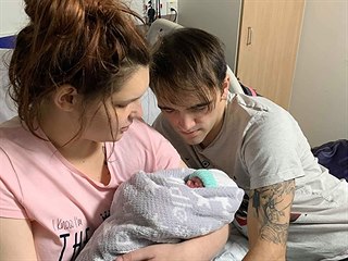 Chloe Hollandová se svým partnerem a synem, který se narodil předčasně v...