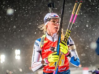 Markéta Davidová během štafetového závodu v Östersundu.