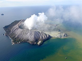 Na novozélandském ostrůvku White Island vybuchla sopka. V tu chvíli u ní byly...