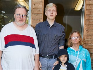 Učitel Tomáš se syny Filipem a Mikulášem a Květou, kterou si vzal do pěstounské...