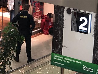 Konflikt v pražském obchodním centru na Floře skončil pobodáním. (5. prosince...