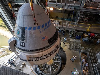 Kosmická loď Starliner při přípravě na start 19.11.2019.
