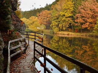 Turisté projdou malebné údolí řeky Lužnice. Narazí i na skalní stěny a tunely....