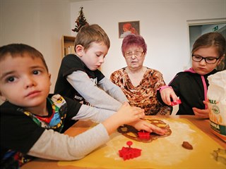 Pravidelná setkávání dětí ze školky se seniory jsou součástí mezigeneračního...