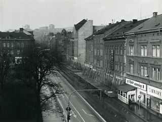 Dvanáct činžovních domů ve spodní části někdejší Fučíkovy ulice (dnešní...