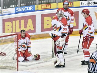 Sparťan Lukáš Pech zůstává na ledě po úderu jednoho z olomouckých protihráčů.