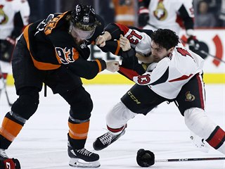Bitka mezi Jakubem Voráčkem (vlevo) z Philadelphie a Nickem Paulem z Ottawy.