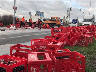 Ve Štěrboholech z kamionu vypadly limonády na silnici. (9. 12. 2019)