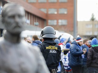 Policie doprovázela fanoušky Komety hned od hlavního nádraží ke stadionu.