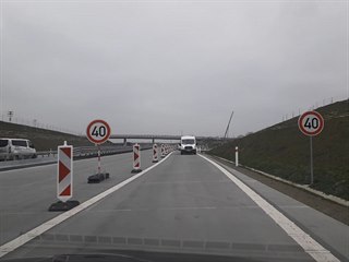 Pohled na konec nově dokončené předposlední dosud chybějící části dálnice D1....