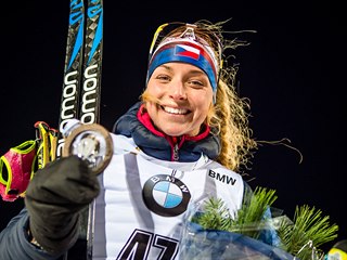 Markéta Davidová se raduje ze třetího místa ve sprintu v Östersundu.