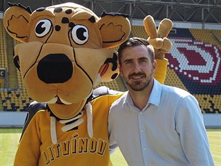 Petr Macholda s maskotem Litvínova na drážďanském stadionu, kde 4. ledna...