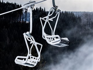 Mrazivé počasí dovolilo vlekařům v Deštném zasněžovat (3. 12. 2019).