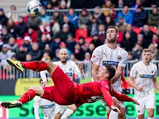 SMOLAŘ MARIO. Německý forvard Mario Gomez dal v dresu Stuttgartu proti...