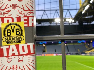 POHLED Z KOTLE. Odsud, z proslulé jižní tribuny, sledují zápasy Borussie...