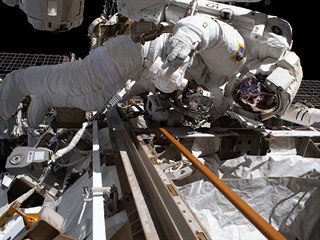 Astronaut Andrew Morgan při opravě Alfa magnetického spektrometru vně...