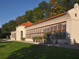 Ozdobou klášterní zahrady je zrekonstruovaná původní oranžerie.