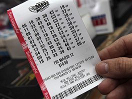 VYHRAJE? Tiket americk� loterie Mega Millions m��e vyn�st p�es p�l miliardy...