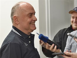 Nový trenér Litvínova Vladimír Kýhos odpovídá novinářům na otázky.