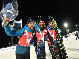 Francouzsk trio na stupnch vtz. Uprosted prvn Martin Fourcade, vlevo...